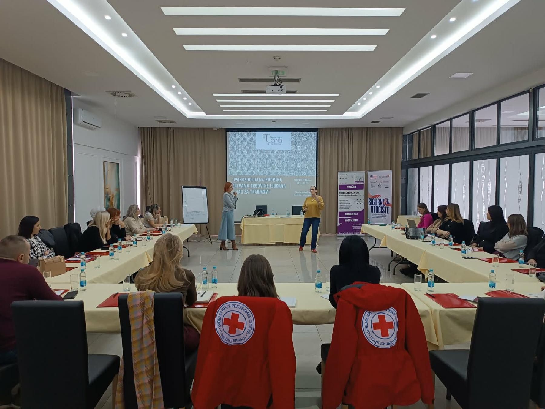 Predstavnice ispred naše organizacije, angažirane u pružanju podrške i zaštite žrtvama trgovine ljudima, učestvovale na ovoj važnoj edukaciji